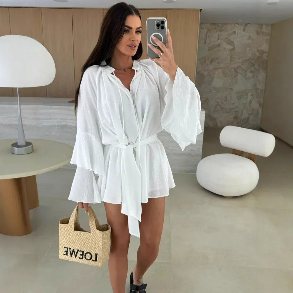 Sommerlicher Hemd-Jumpsuit mit Taillenbindung und weiten Ärmeln