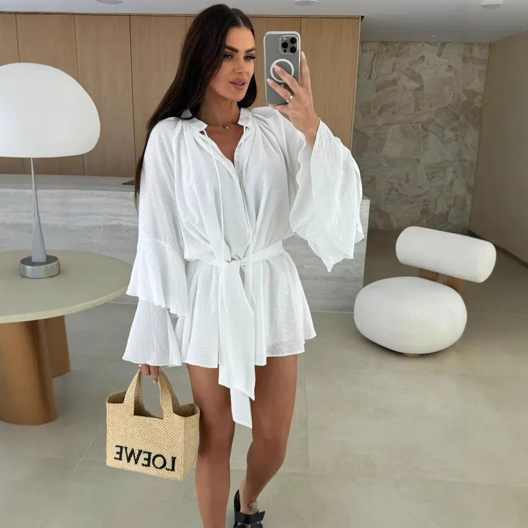 Sommerlicher Hemd-Jumpsuit mit Taillenbindung und weiten Ärmeln