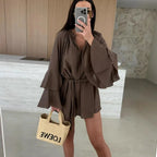 Sommerlicher Hemd-Jumpsuit mit Taillenbindung und weiten Ärmeln