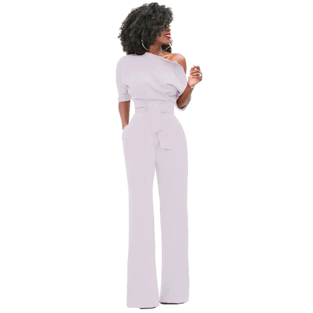 Eleganter Damen-Jumpsuit mit einer freien Schulter und Gürtel